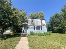 1122 W 3rd Ave in Mitchell, SD - Building Photo