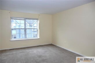 93 Inverness Dr in Edison, NJ - Building Photo - Building Photo