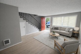Rhoda Anne Townhomes in McMinnville, OR - Building Photo - Interior Photo