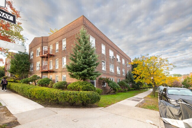 Regency Gardens in Flushing, NY - Foto de edificio - Building Photo