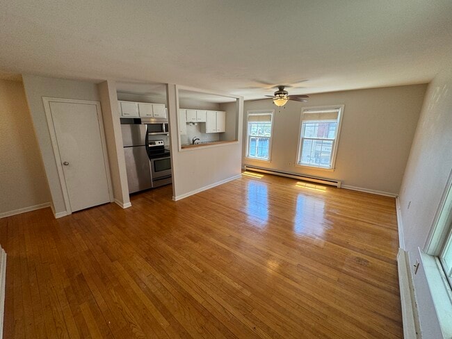 6 W Main St, Unit 1 in Mystic, CT - Building Photo - Building Photo