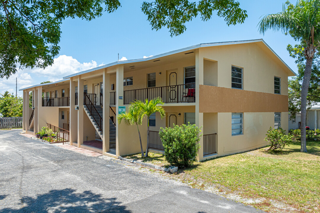 Ritas Apartments & Condominiums in Lake Worth, FL - Building Photo