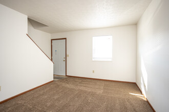 Newcastle Townhomes in Columbus, OH - Building Photo - Interior Photo