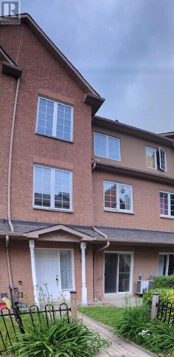 4-14 Cox Blvd in Markham, ON - Building Photo