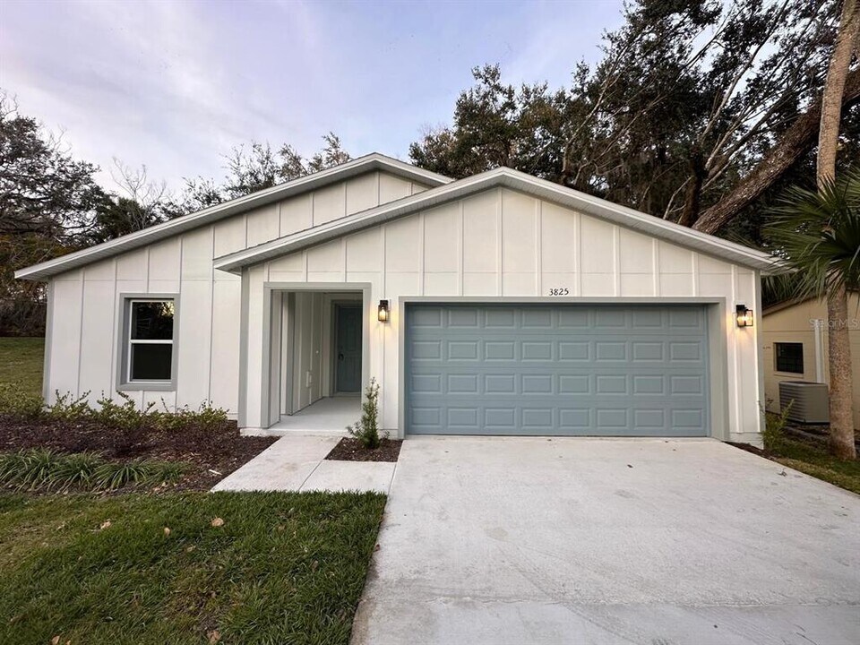3825 Palm Dr in Leesburg, FL - Building Photo