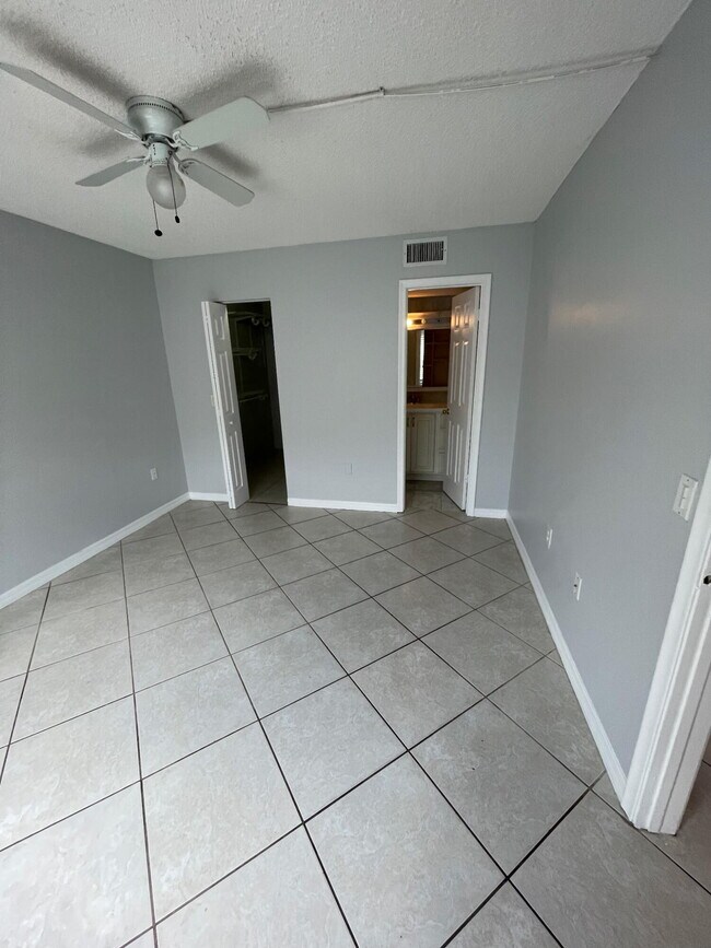 142 NW 91st Ave in Pembroke Pines, FL - Building Photo - Building Photo