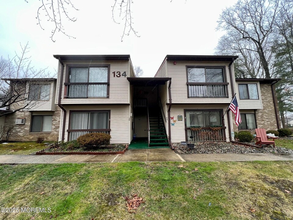 134 Amberly Dr in Englishtown, NJ - Building Photo