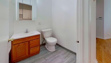 900 W Gunnison St in Chicago, IL - Building Photo - Building Photo