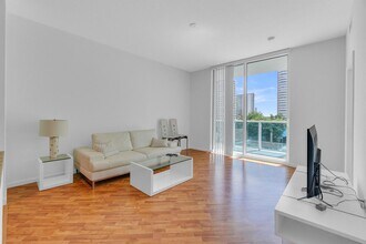 1945 S Ocean Dr, Unit 502 in Hallandale Beach, FL - Foto de edificio - Building Photo