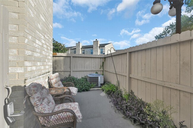 2860 Holly Hall St in Houston, TX - Building Photo - Building Photo