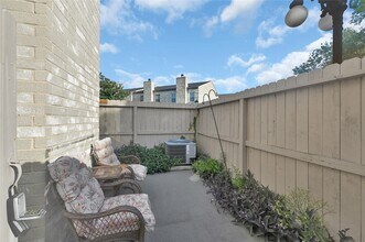 2860 Holly Hall St in Houston, TX - Building Photo - Building Photo