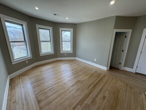 28 Cameron Ave, Unit 3 in Somerville, MA - Foto de edificio - Building Photo