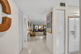 5560 Fairway Park Dr in Boynton Beach, FL - Building Photo - Building Photo