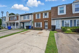 2048 Lyndora Rd in Virginia Beach, VA - Building Photo - Building Photo