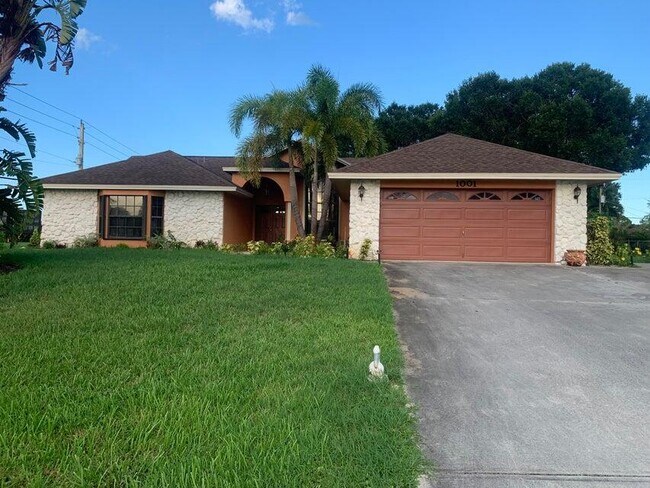 1001 SW Curtis St in Port St. Lucie, FL - Building Photo - Building Photo