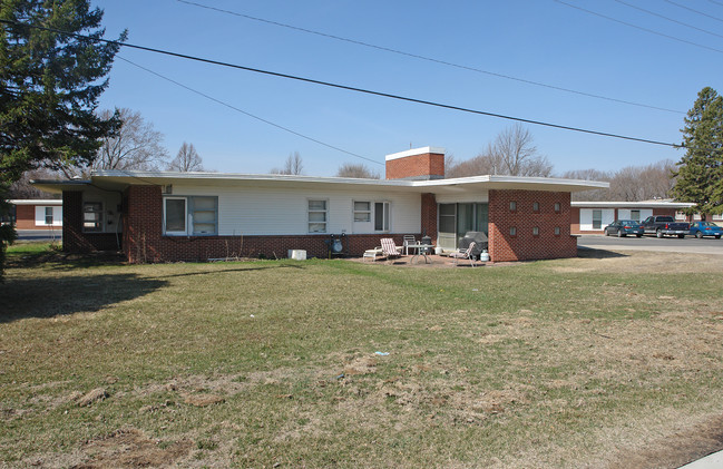 811 E School St in Owatonna, MN - Building Photo - Building Photo