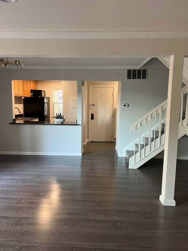 property at 1520 Parkwood Pl