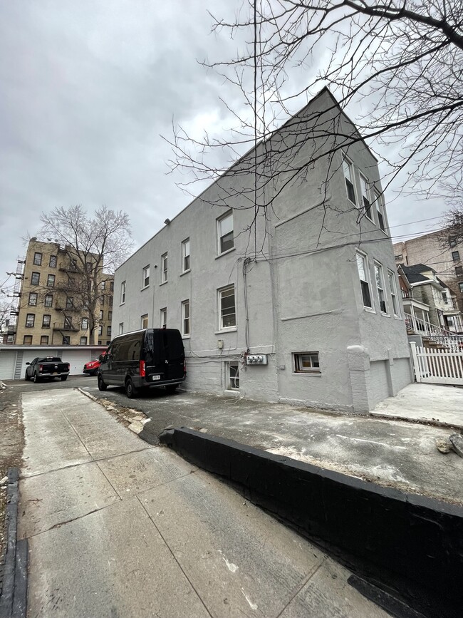 633 E 230th St in Bronx, NY - Building Photo - Building Photo