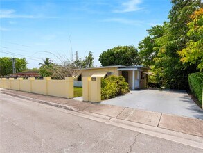 6320 SW 58th Pl in South Miami, FL - Building Photo - Building Photo