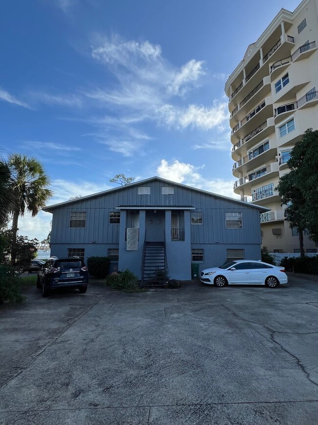 17 Riverside Dr