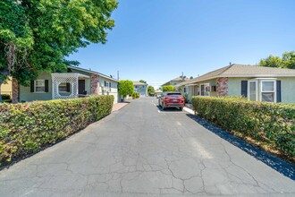 240-260 E Providencia Ave in Burbank, CA - Building Photo - Building Photo