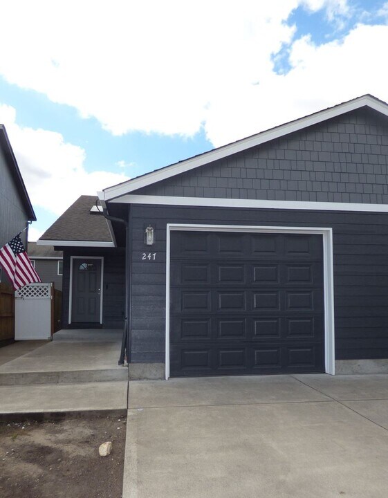 245 Gwinn Street E-Unit -247 in Monmouth, OR - Foto de edificio