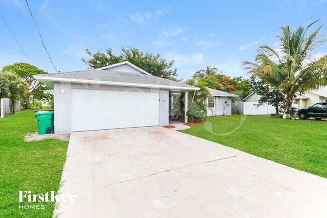 2202 SE Montauk St in Port St. Lucie, FL - Foto de edificio - Building Photo