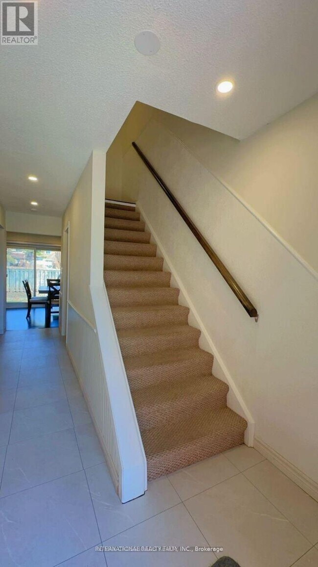 221 Ormond Dr in Oshawa, ON - Building Photo - Building Photo