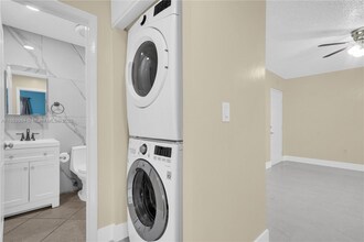 2560 W 60th St in Hialeah, FL - Building Photo - Building Photo