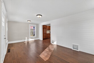 428 W Delavan Dr in Janesville, WI - Foto de edificio - Building Photo