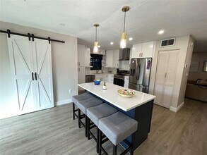 4000 Del Rio Way in Sunrise, FL - Building Photo - Building Photo