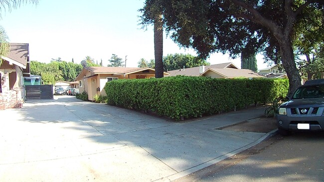 154 N Parkwood Ave in Pasadena, CA - Building Photo - Building Photo