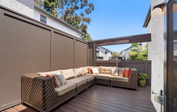 8726 Villa La Jolla Dr in San Diego, CA - Building Photo - Building Photo