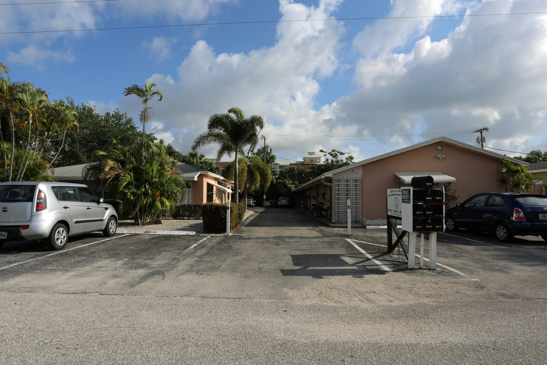 Elmwood Efficiency Apartments in Lantana, FL - Building Photo