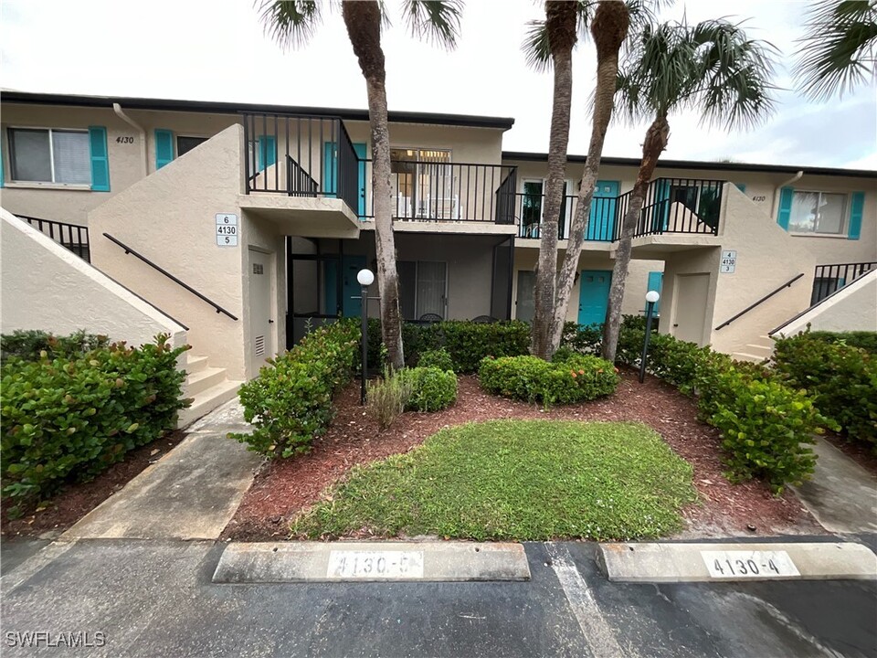 4130 Looking Glass Ln in Naples, FL - Foto de edificio