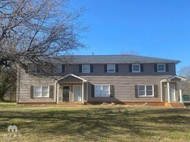 225 Baker St in Monroe, GA - Building Photo