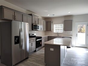 1404 Secrest Cmns Dr in Monroe, NC - Foto de edificio - Building Photo