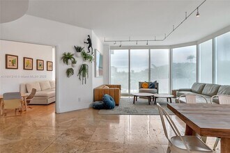 300 S Pointe Dr, Unit 403 in Miami Beach, FL - Foto de edificio - Building Photo