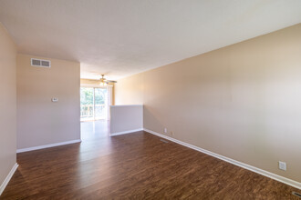 Sunset Hills Townhomes in Bellevue, NE - Building Photo - Interior Photo