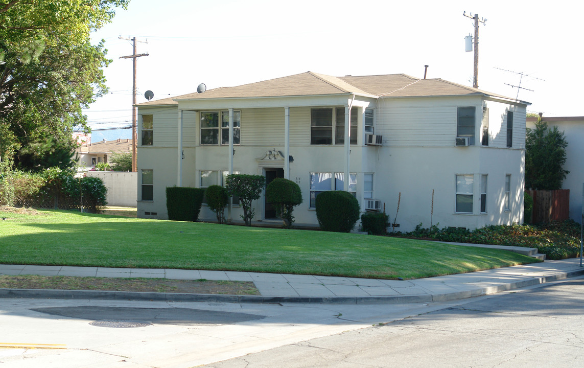 R in Burbank, CA - Building Photo