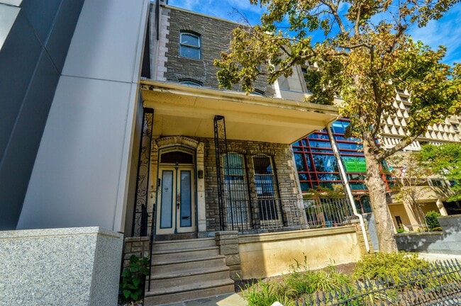 3721 Chestnut St in Philadelphia, PA - Foto de edificio - Building Photo