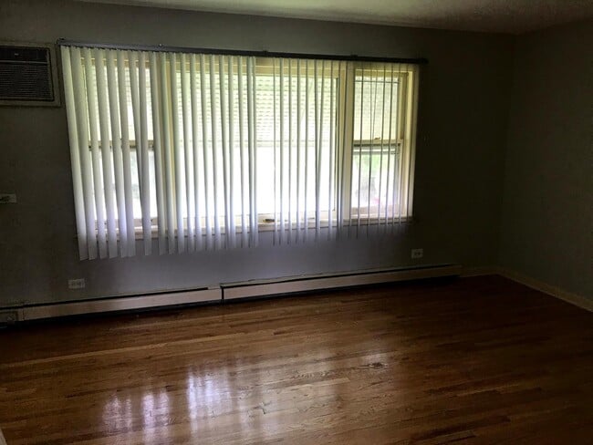 11005 S Lloyd Dr, Unit Apartment for rent in Worth, IL - Building Photo - Building Photo