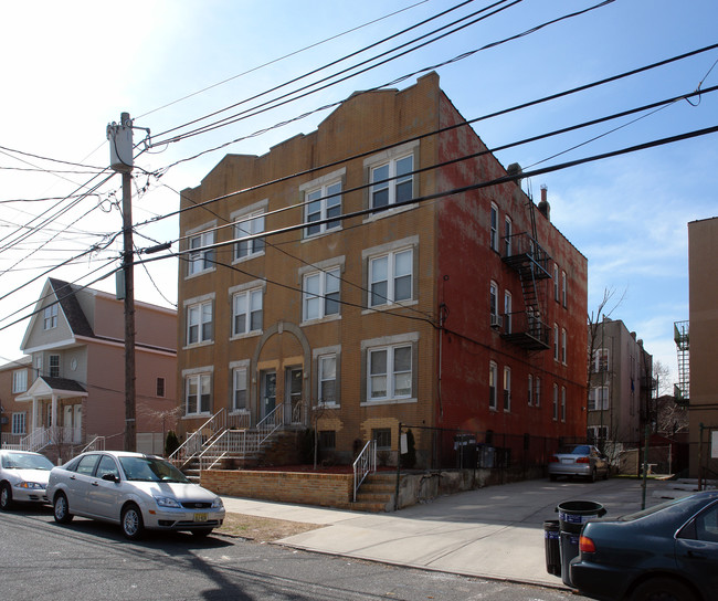 102-104 W 50th St in Bayonne, NJ - Building Photo - Building Photo