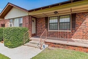 2229 Churchill Pl in The Village, OK - Building Photo