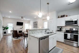 2426 24th Ave N in Nashville, TN - Foto de edificio - Building Photo