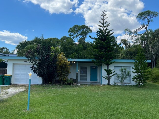 4381 Melbourne St in Port Charlotte, FL - Building Photo - Building Photo
