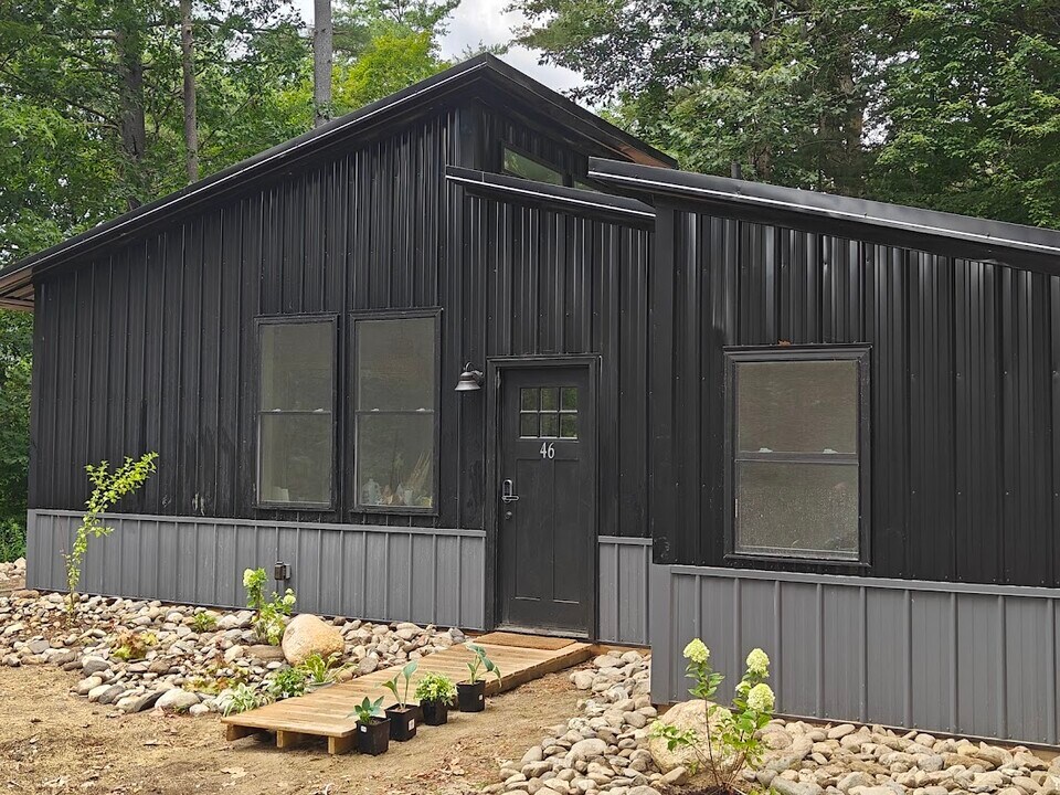 46 Old Chester Rd in Huntington, MA - Building Photo