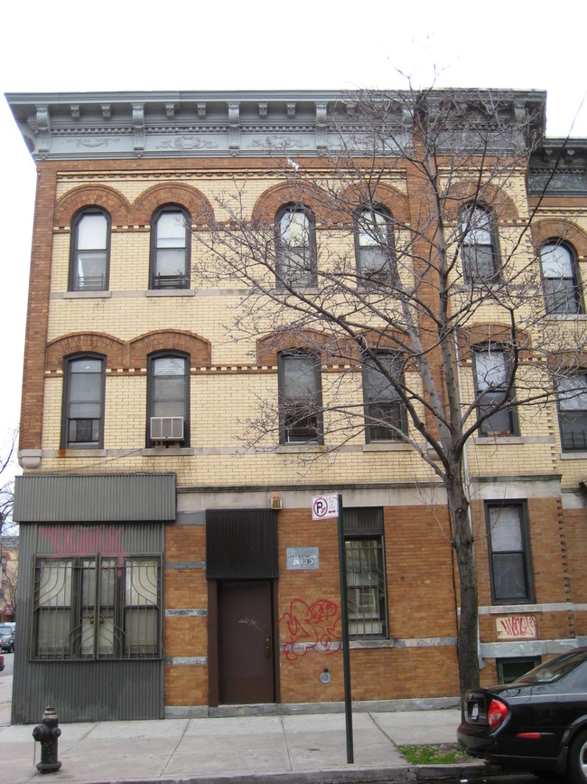 18-45 Madison St in Flushing, NY - Building Photo - Building Photo