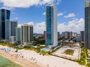 Château Beach in Sunny Isles Beach, FL - Building Photo - Building Photo