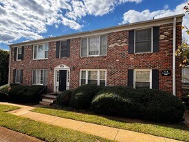 2527 Hydraulic Rd in Charlottesville, VA - Building Photo